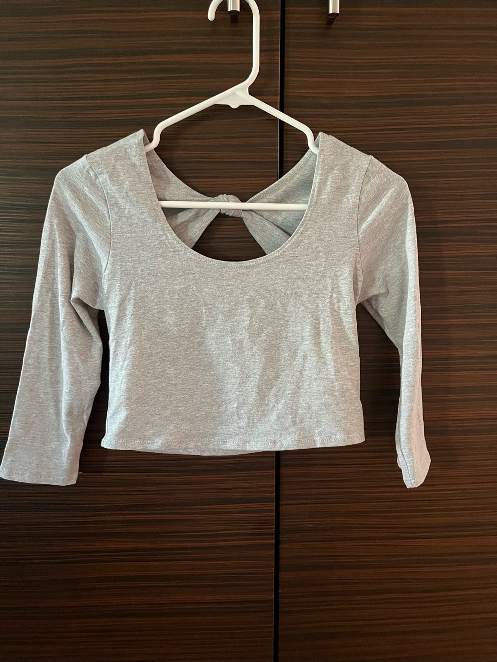 Billabong 3/4 Sleeve Crop Top with Back Cut Out and Knot detail - Grey - size m